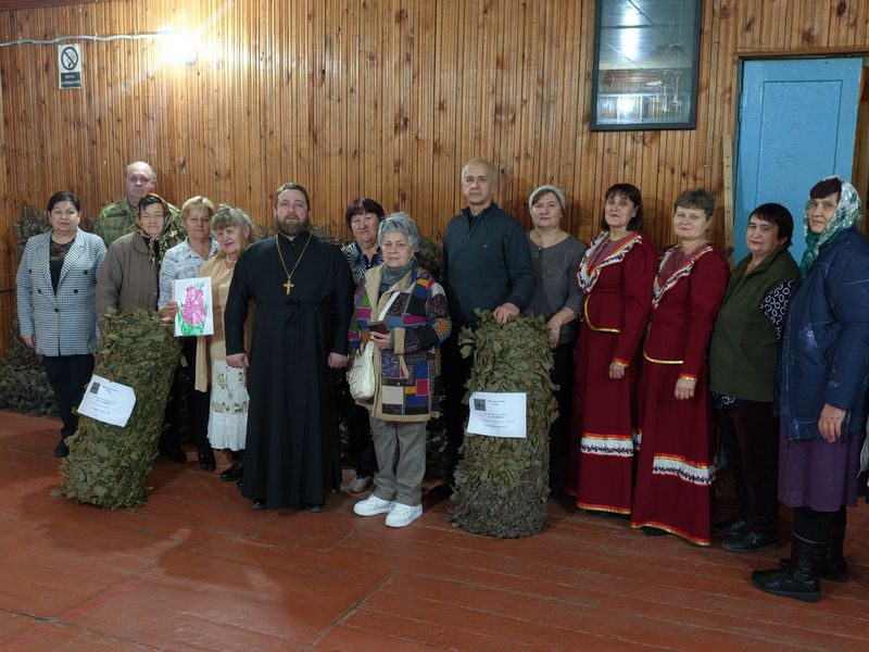 «ZA НАШИХ»: волонтеры из Каменки сплели полсотни масксетей для фронта   