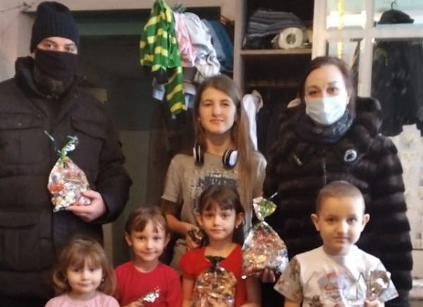 Подарки к Рождеству для малообеспеченных семей от храма Пресвятой Троицы и реабилитационного центра для несовершеннолетних детей с. Маньково-Калитвенское