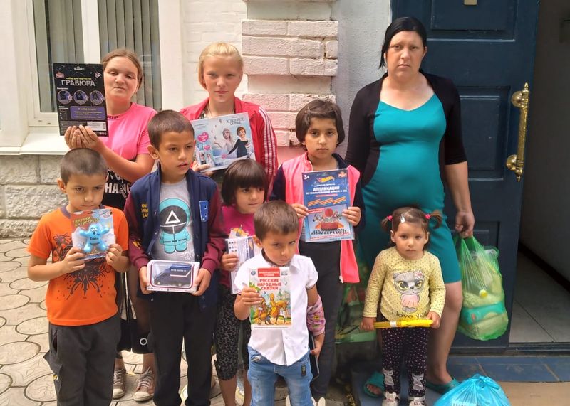 В Кризисном центре «Дом для мамы» в г. Каменск-Шахтинский ко Дню защиты детей раздали подарки подопечным