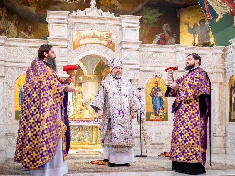 В Неделю Торжества Православия епископ Симон совершил Божественную литургию в Покровском кафедральном соборе