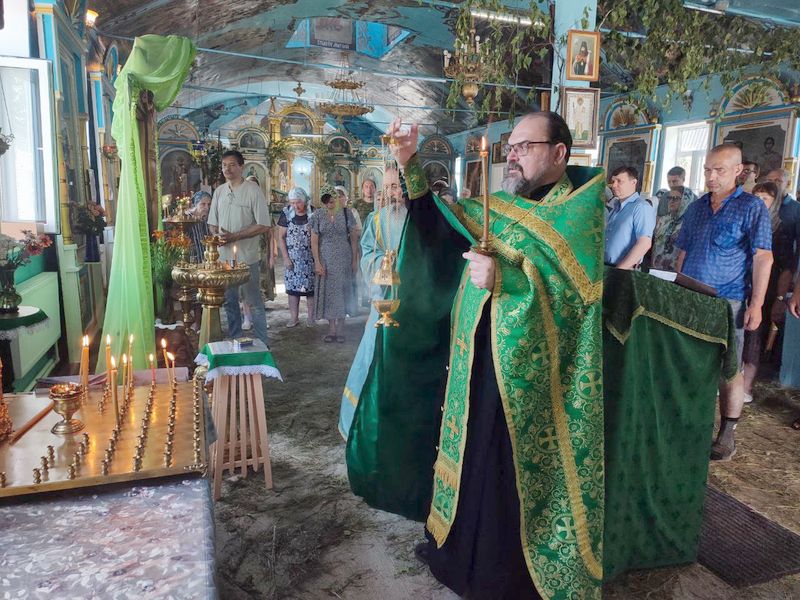 В Покровском приходе совершили панихиду по жертвам трагических событий в Крыму и Дагестане