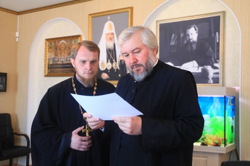 Преосвященнейший епископ Симон утвердил проект иконостаса для храма святителя Николая Чудотворца города Зверево