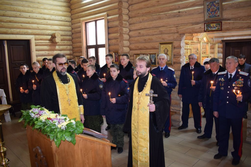 Протоиерей Сергий Яценко и иерей Евгений Поцелуев совершили богослужение в Алексеевском архиерейском подворье и поздравили директора казачьего кадетского корпуса им. Я.П. Бакланова с избранием атаманом Всевеликого войска Донского и с днем рождения