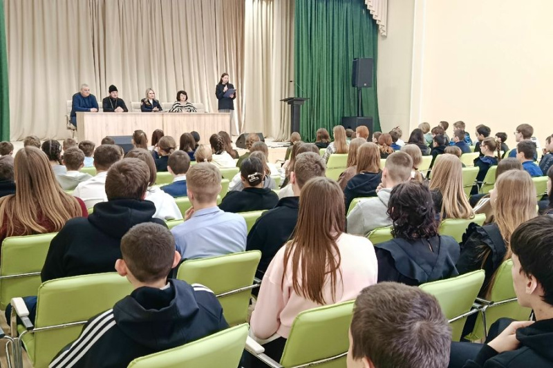 Встреча священника с учениками Боковской казачьей школы 