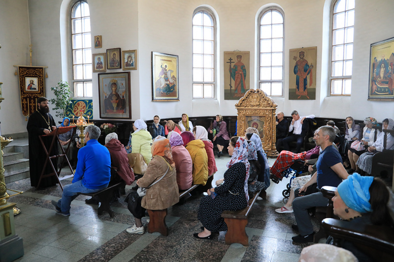 Настоятель Покровского кафедрального собора г. Шахты провел беседу с прихожанами о Дне славянской письменности и культуры