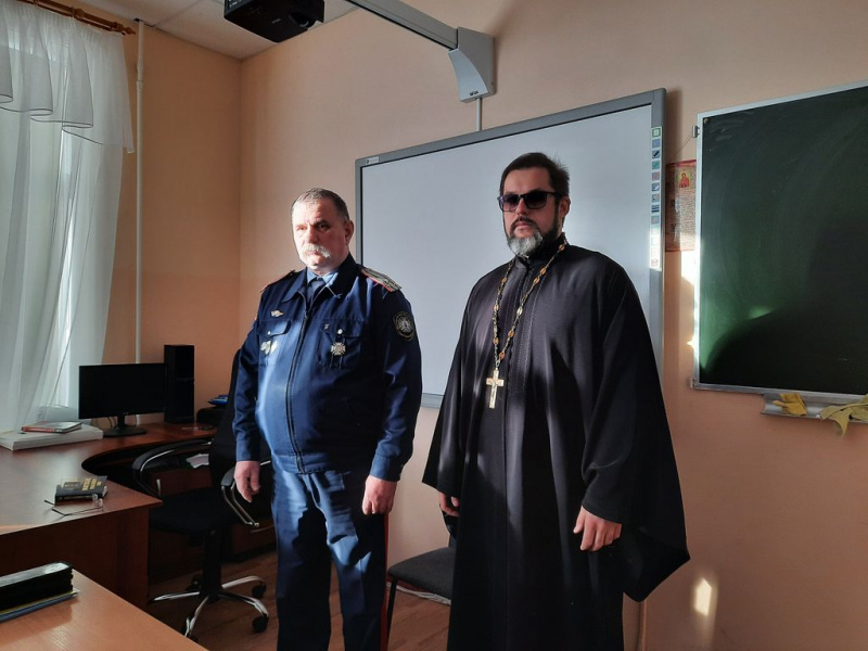 Иерей Евгений Поцелуев провел отрытый урок для учащихся 6 класса Шахтинского казачьего кадетского корпуса имени Якова Бакланова