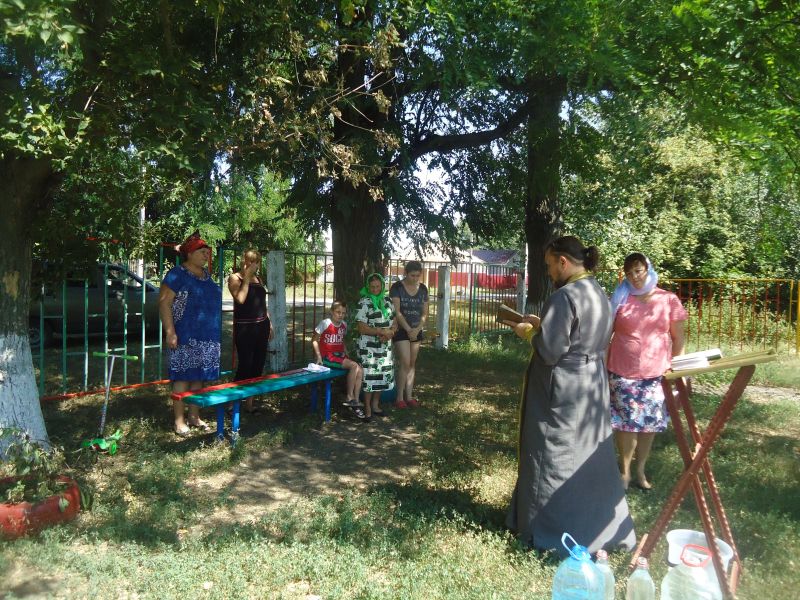 В праздник успения Пресвятой Богородицы настоятель храма свщмч. Захарии г. Новошахтинска иерей Сергий Артюшенко отслужил молебен с водоосвящением в х. Черников