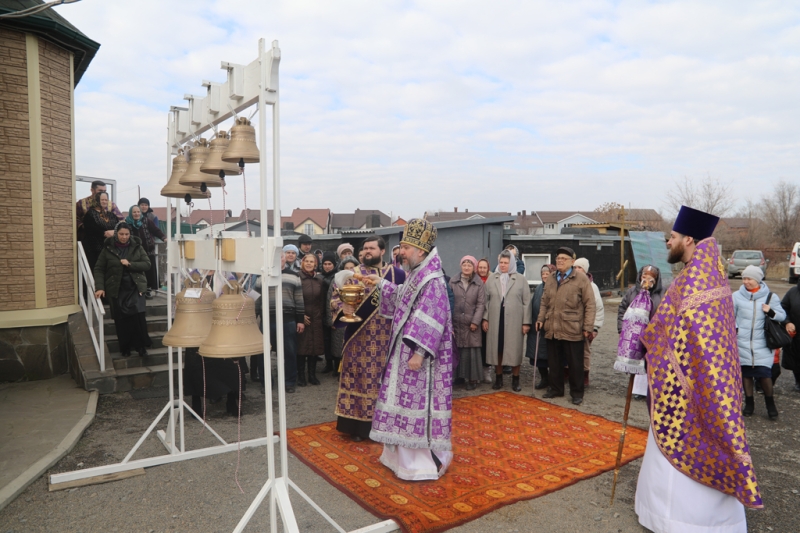 Преосвященнейший епископ Симон совершил Божественную литургию и чин освящения колоколов для храма праведного Иоанна Кронштадтского города Шахты