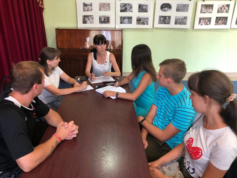 В актовом зале духовно-просветительского центра при Покровском кафедральном соборе состоялось совещание Молодежного совета по вопросам организации благотворительной акции «Белый цветок»