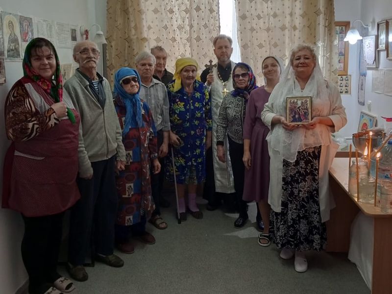 Протоиерей Роман Мясников освятил воду в доме престарелых