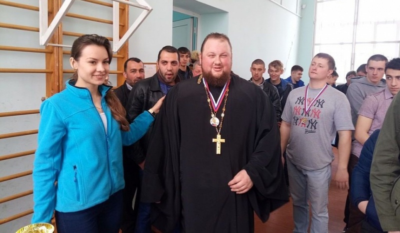 С участием священника в поселке Чертково состоялся ежегодный турнир по армрестлингу