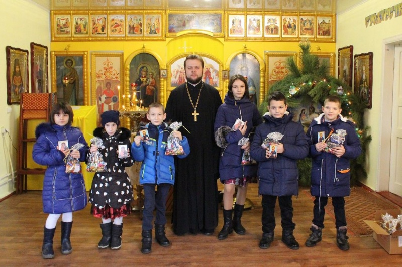 В храме святителя Николая Чудотворца сл. Кашары поздравления и подарки к празднику Рождества Христова получили дети из приемных семей и малообеспеченные семьи