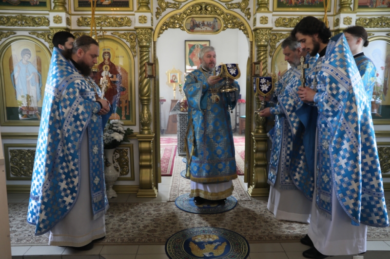 В праздник Похвалы Пресвятой Богородицы Преосвященнейший епископ Симон совершил Божественную литургию в храме в честь святой благоверной княгини Анны Кашинской г. Каменск-Шахтинский