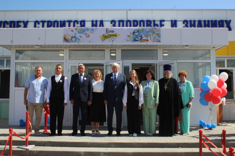 Торжественная линейка в школе станицы Обливской