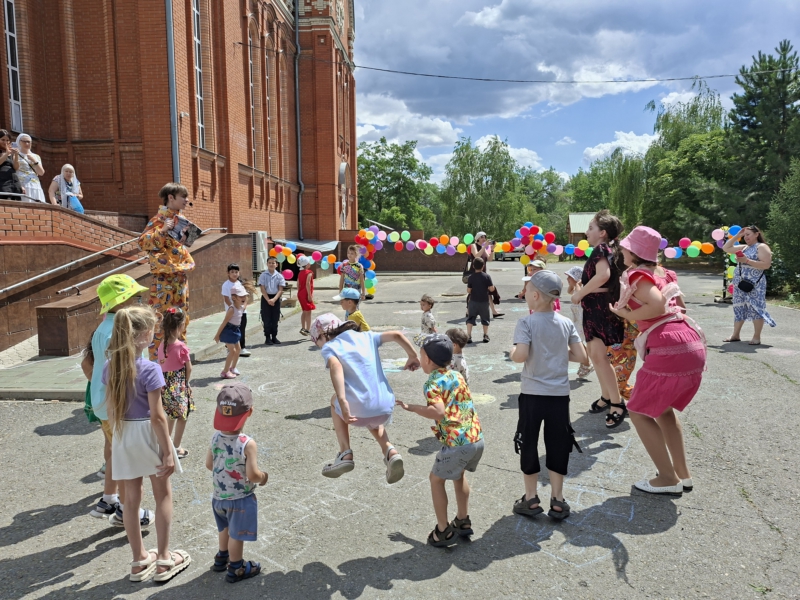 Семья как малая Церковь: в Свято-Покровском храме города Каменск-Шахтинский торжественно отметили День семьи, любви и верности