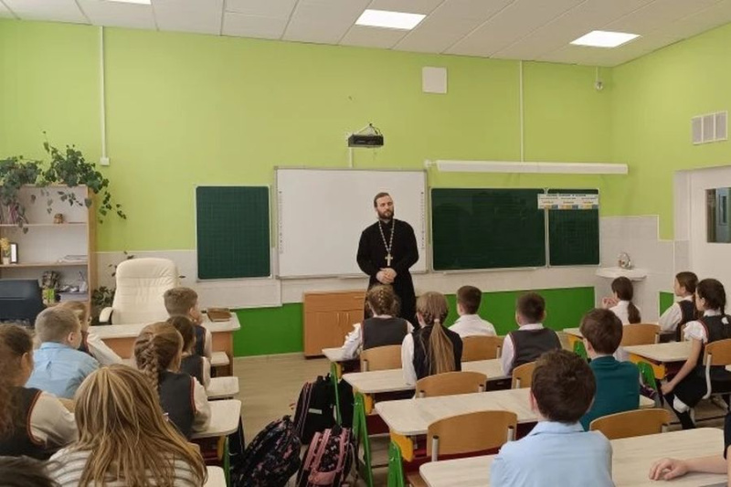 Священник провёл урок ко Дню православной книги в школе №48