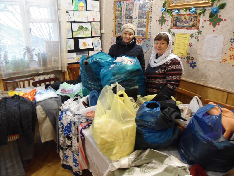 Добровольцы приходской «Общины Милосердия» города Каменск-Шахтинский передали собранные в приходе детские игрушки и предметы первой необходимости для нуждающихся людей
