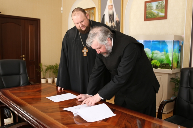 Преосвященнейший епископ Симон и протоиерей Антоний Колистратов обсудили строительство и благоукрашение храма-часовни в селе Тарасово-Меловское