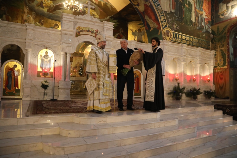 Великая Рождественская вечерня продолжила светлый праздник в Покровском кафедральном соборе города Шахты