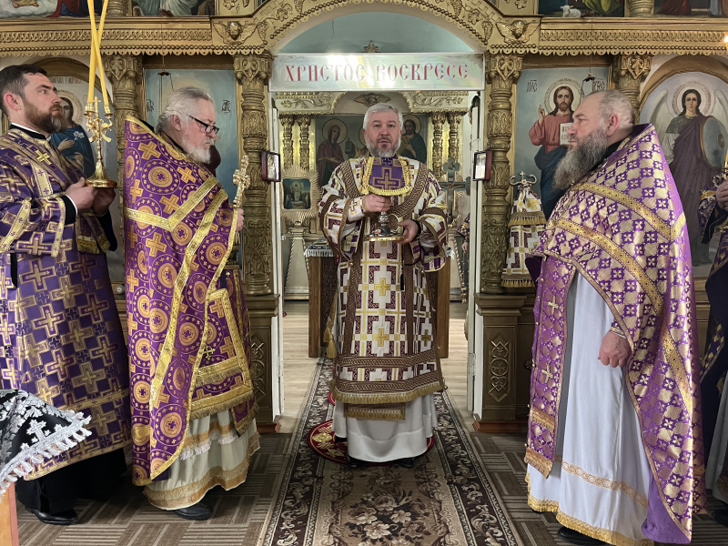 В поминальную субботу Великого поста епископ Симон совершил Божественную литургию и панихиду в храме святителя Тихона Задонского поселка Тарасовский