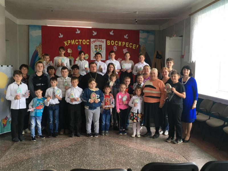 Воспитанники воскресной группы храма Успения Пресвятой Богородицы станицы Калитвенской подготовили пасхальное представление для прихожан и жителей станицы