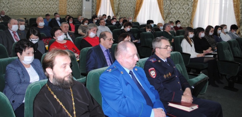 Благочинный приходов Нижнедонского округа принял участие в заседании Собрания депутатов Октябрьского района