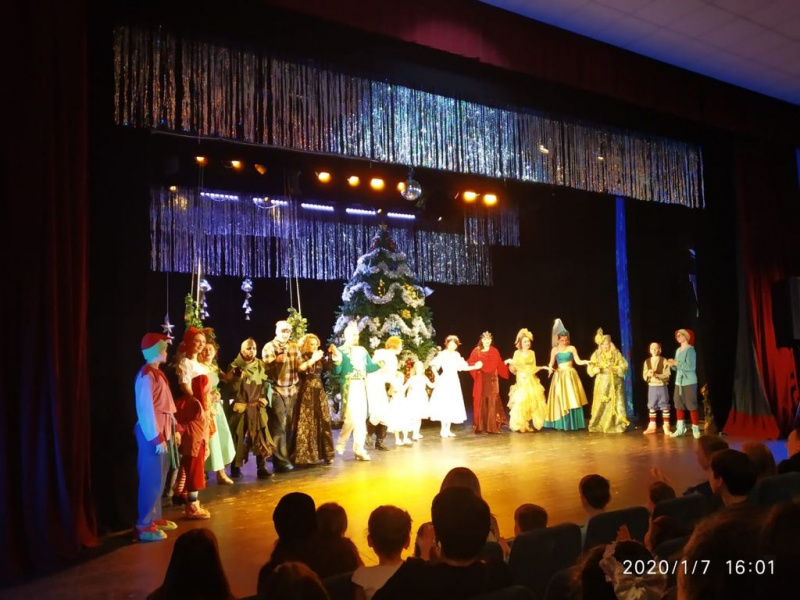 Светлый праздник Рождества Христова для детей из многодетных семей прошел в драматическом театре г. Новошахтинска