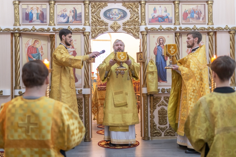 Преосвященнейший епископ Симон совершил Божественную литургию в Покровском кафедральном соборе города Шахты