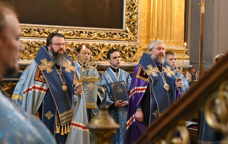 Митрополит Исидор и епископ Симон совершили вечернее богослужение с чтением акафиста Пресвятой Богородице у иконы Одигитрии