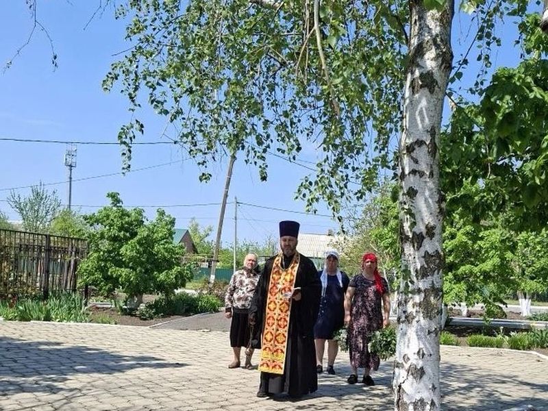 В поселке Новозарянский настоятель храма совершил литию у памятника павшим воинам