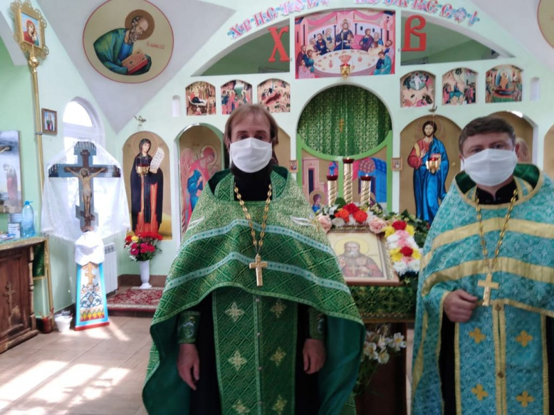 В храме в честь святого Иоанна Кронштадтского г. Шахты торжественным богослужением отметили главное храмовое торжество