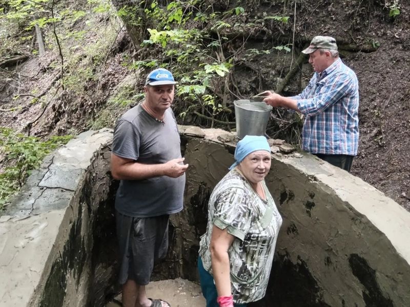 Прихожане храма Архангела Михаила и местные жители провели субботник на Святом источнике в хуторе Чигиринка