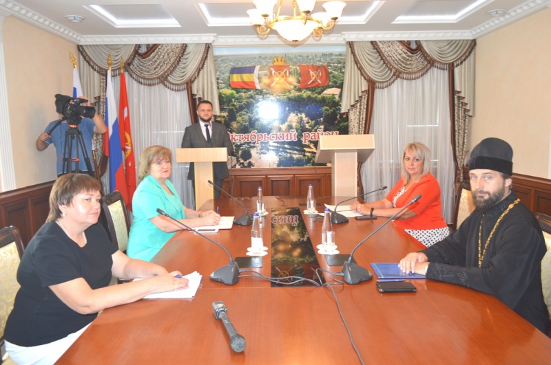 Благочинный приходов Нижнедонского округа принял участие в августовском педсовете Октябрьского района в режиме онлайн