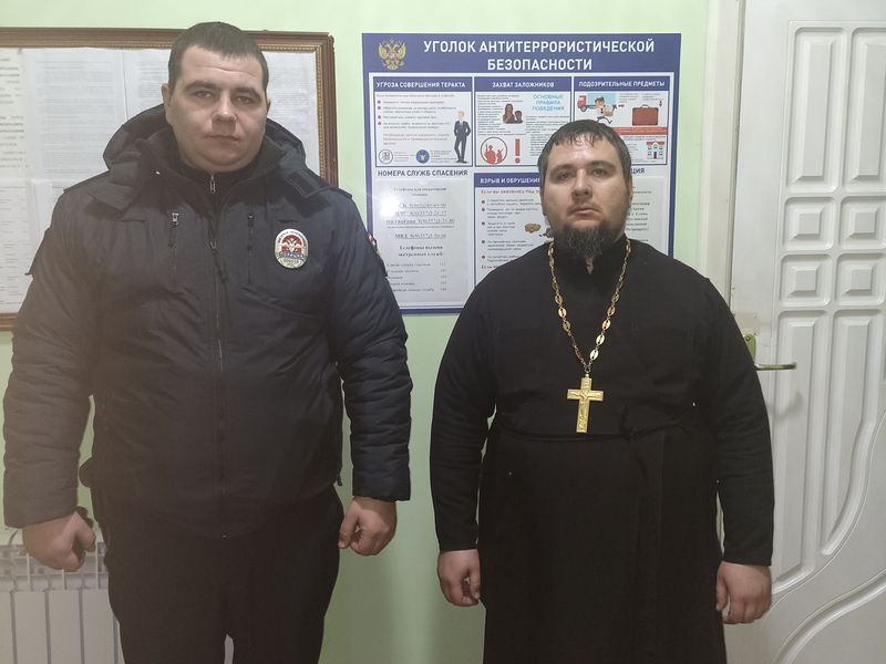 На приходе Архистратига Михаила Багаевского района состоялась беседа с сотрудником МВД и казаками
