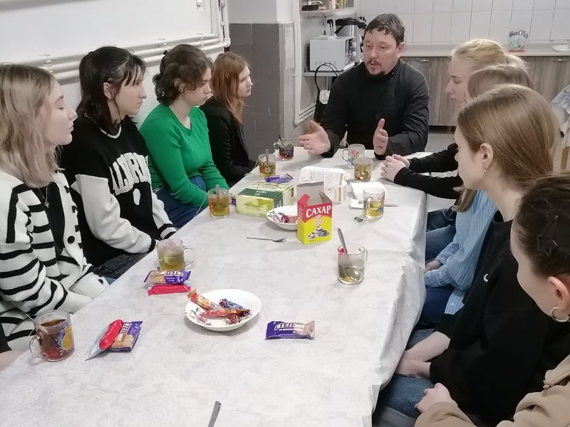 Духовная беседа священника со студентами в станице Вешенской   