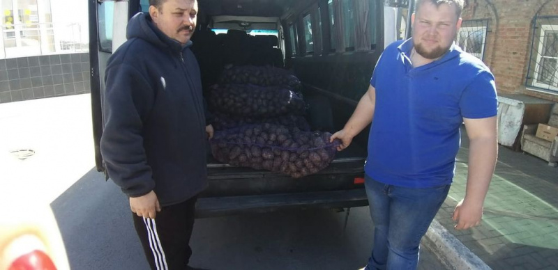 В рамках сотрудничества с благотворительным фондом «Солидарность. Добро. Милосердие.» благополучателям Центра гуманитарной помощи «От сердца к сердцу» г. Новошахтинска передали продукты