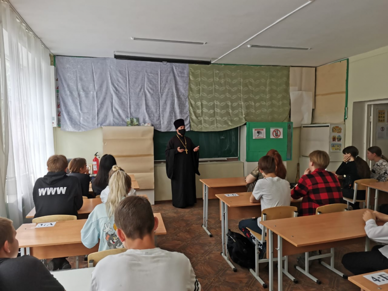Иерей Анатолий Минаев провел беседу со старшекласниками Елкинской казачьей школы