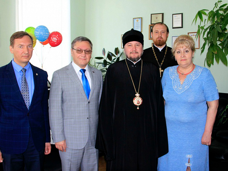 Преосвященнейший епископ Симон поздравил с юбилеем директора Института сферы обслуживания и предпринимательства (филиала) ДГТУ г. Шахты профессора С.Г. Страданченко