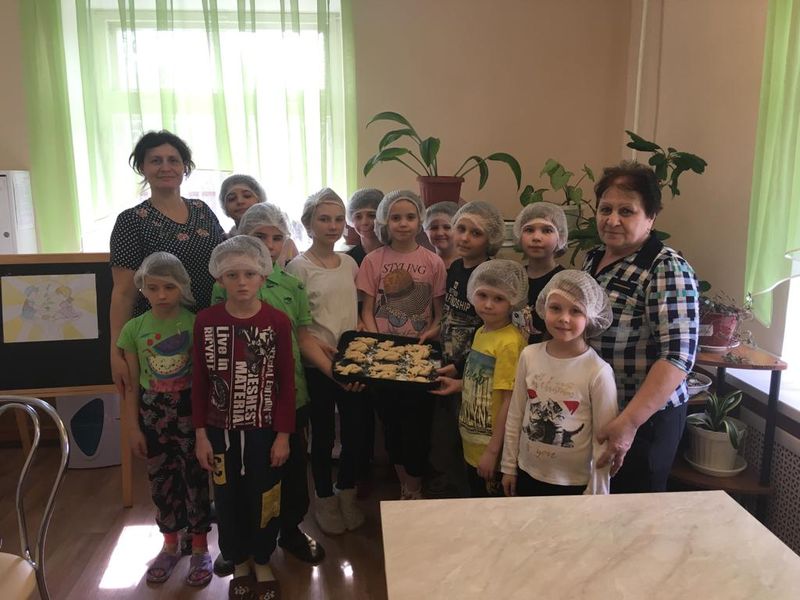 В социальном приюте «Огонёк» прошел мастер-класс по приготовлению жаворонков