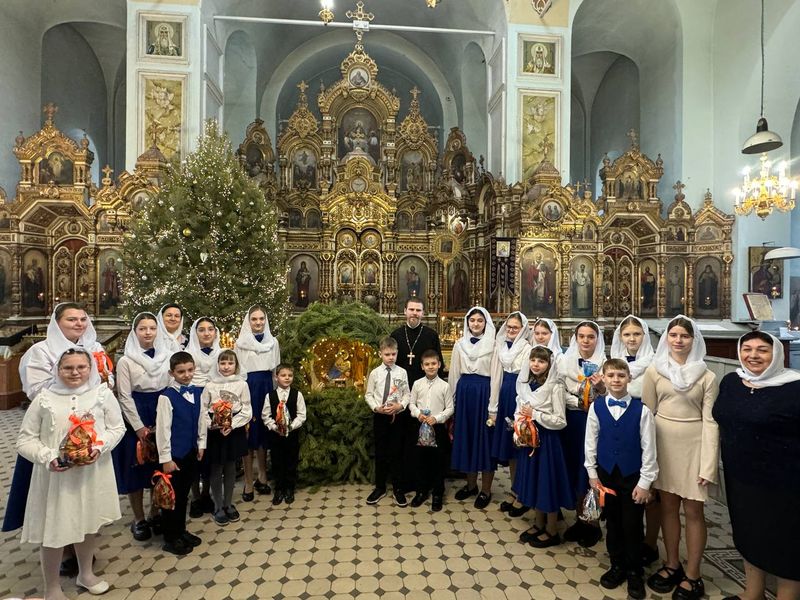 Воспитанники воскресной школы «Азы православия», совместно с вокальной группой ДШИ поздравили прихожан со светлым праздником Рождества Христова   