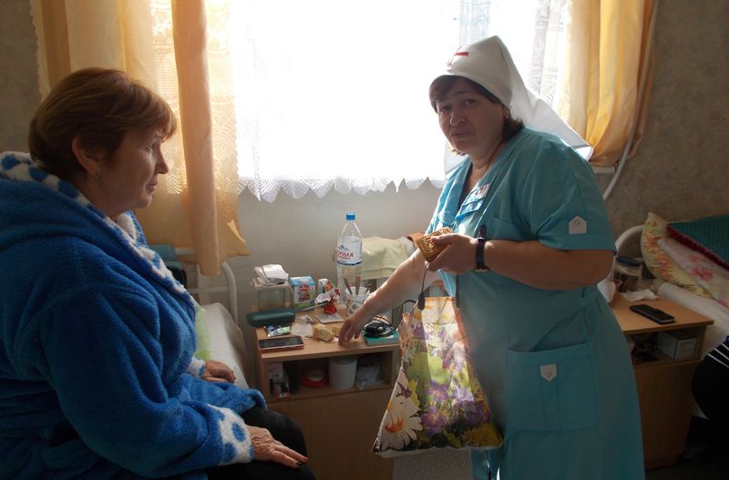 Сестры милосердия храма Державной иконы Божьей Матери поздравили с праздником Покрова терапевтическое отделение городской больницы