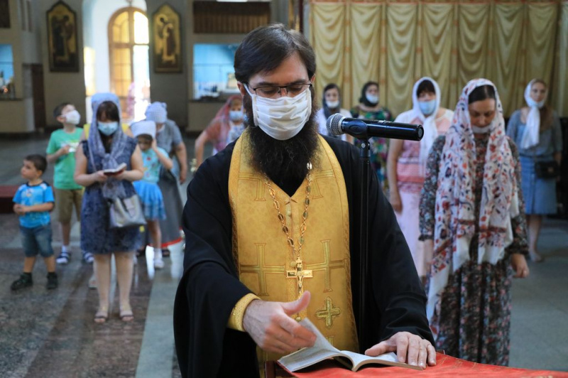 В Покровском кафедральном соборе города Шахты начали новую приходскую традицию – накануне воскресенья чтение подготовительного правила ко Причастию