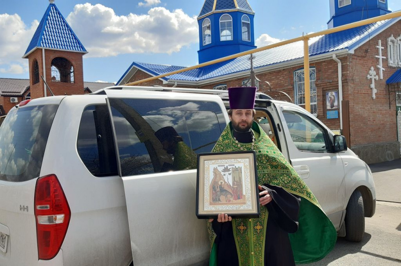 Протоиерей Сергий Яценко и служащие храма Архистратига Михаила совершил объезд поселка Каменоломни Октябрьского района и прилегающих к нему поселков со святынями храма