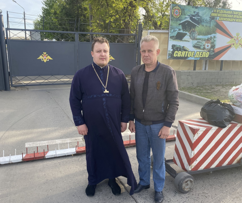 Иерей Игорь Лосев и глава Калитвенского сельского поселения передали гуманитарную помощь военнослужащим Каменской военной части