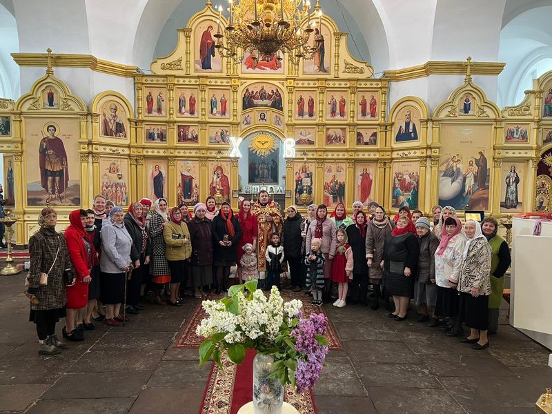 Иерей Игорь Лосев поздравил прихожанок днём мен-мироносиц