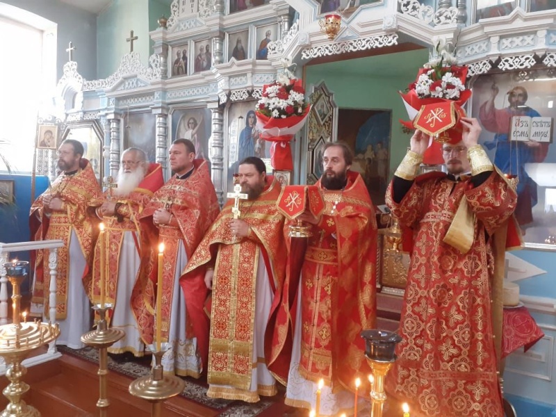 В субботу Светлой седмицы в храме Архистратига Михаила пос. Каменоломни состоялось соборное богослужение духовенства Нижнедонского округа