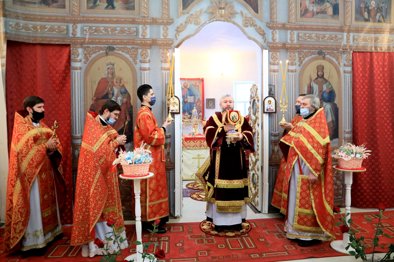 В престольный день Преосвященнейший епископ Симон совершил Божественную литургию в храме в честь великомученицы Варвары города Гуково