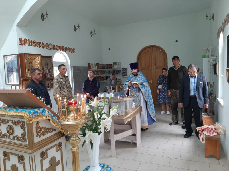 Иерей Сергий Липень совершил молебен перед началом посевной в пос. Новозарянский