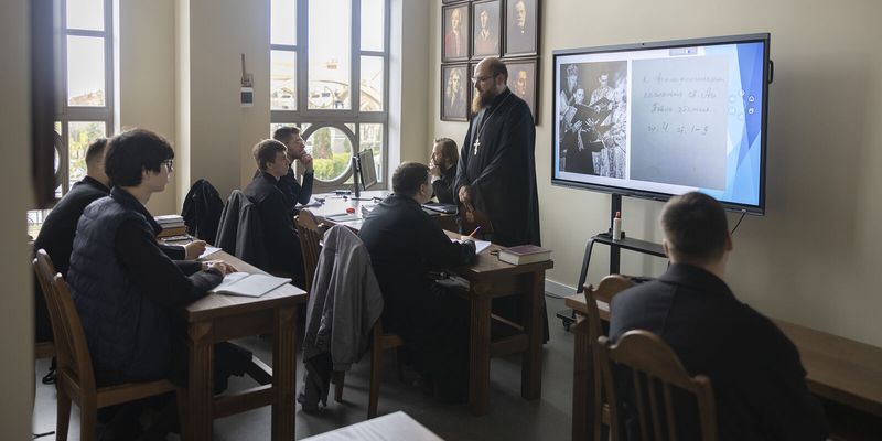ПРЕПОДАВАТЕЛИ ТАВРИЧЕСКОЙ СЕМИНАРИИ О ДУХОВНОЙ ШКОЛЕ В НОВОМ ХЕРСОНЕСЕ