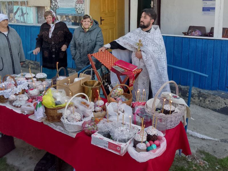 Освящение пасхальных куличей состоялось в Преображенском храме села Лысогорка